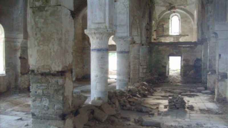 200 yıllık kiliseye defineciler dadandı