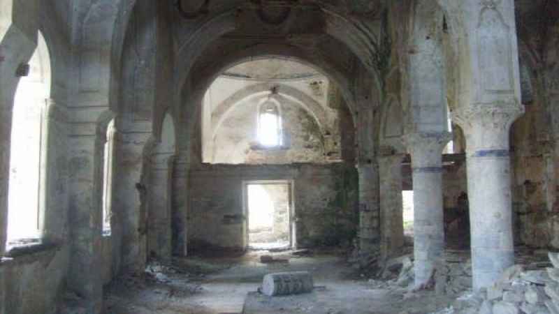 200 yıllık kiliseye defineciler dadandı