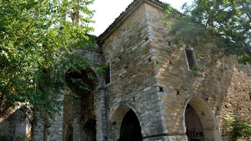 200 yıllık kiliseye defineciler dadandı