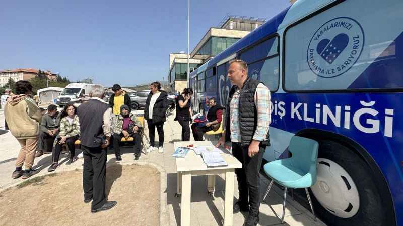 Depremzedeler mobil diş kliniğinde şifa buluyor 