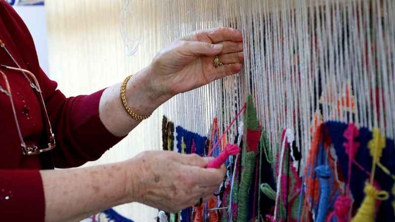 83 yaşında ilmek ilmek halı dokuyor