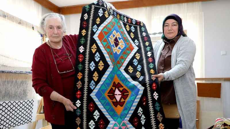 83 yaşında ilmek ilmek halı dokuyor