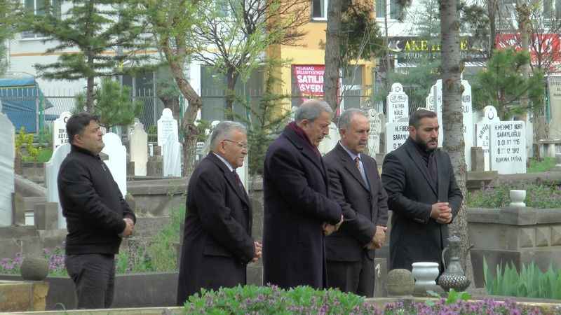 Bakan Akar, aile kabristanını ziyaret etti