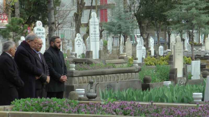 Bakan Akar, aile kabristanını ziyaret etti