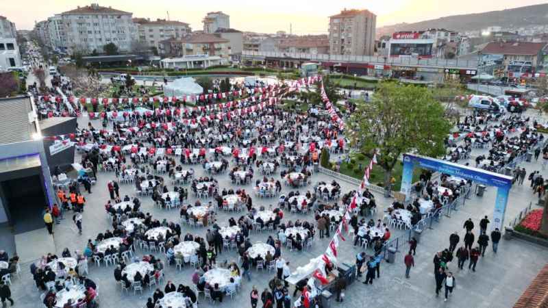 On bin kişi iftarda buluştu On bin kişi iftarda buluştu