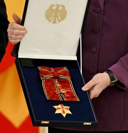 ŞANSÖLYE MERKEL'E MADALYA