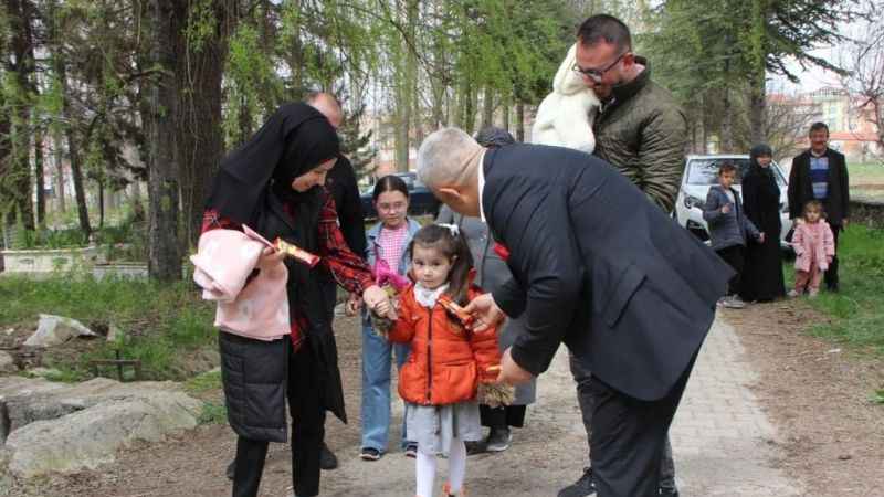 Çocuklar “Holo” diyerek şeker topladı
