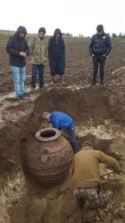 Kayseri'de sürülen tarladan tarihi küp çıktı