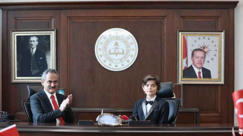 Bakan Özer koltuğunu devretti