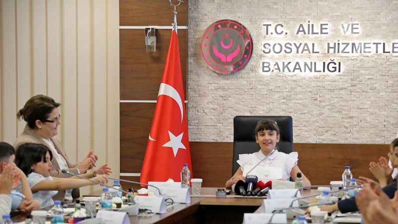 Aile ve Sosyal Hizmetler Bakanı koltuğunu depremzede Havva Nil'e teslim etti