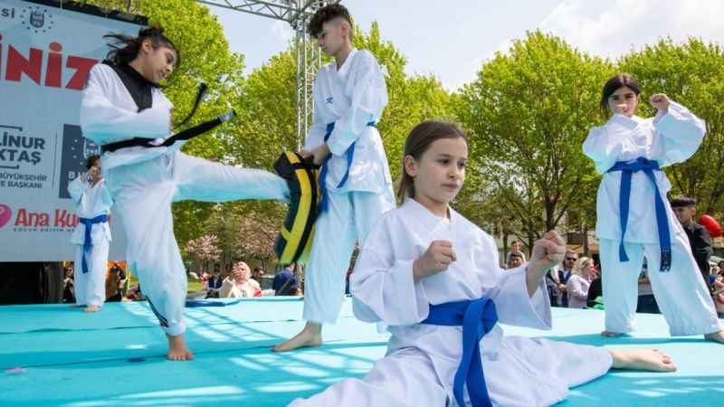 Bursa'da çifte çocuk şenliği