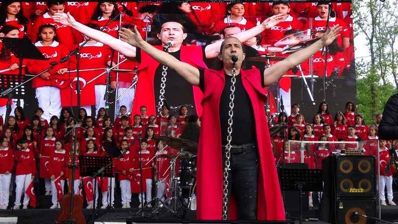 Kıraç, depremzede çocukları coşturdu