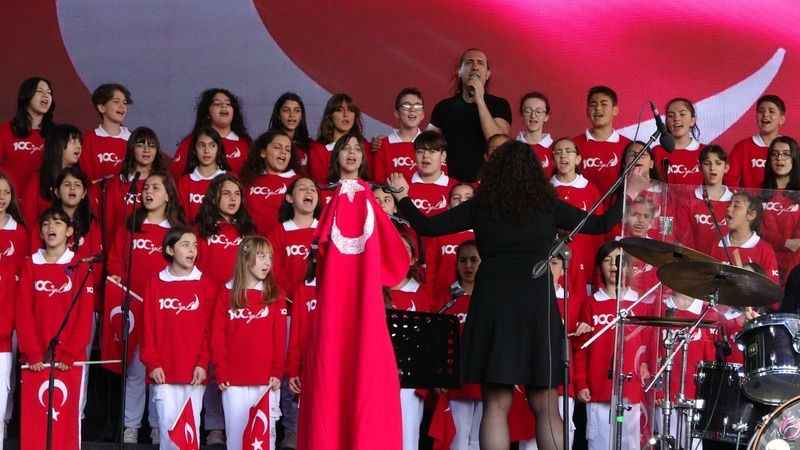 Kıraç, depremzede çocukları coşturdu