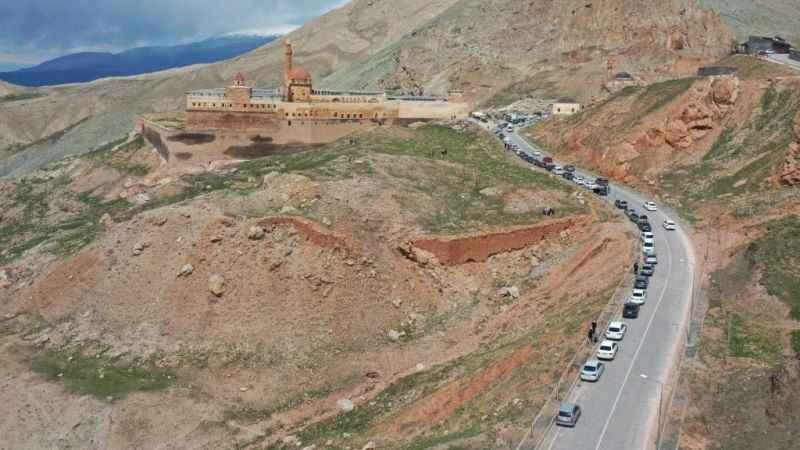 İshak Paşa Sarayı ziyaretçi akınına uğradı