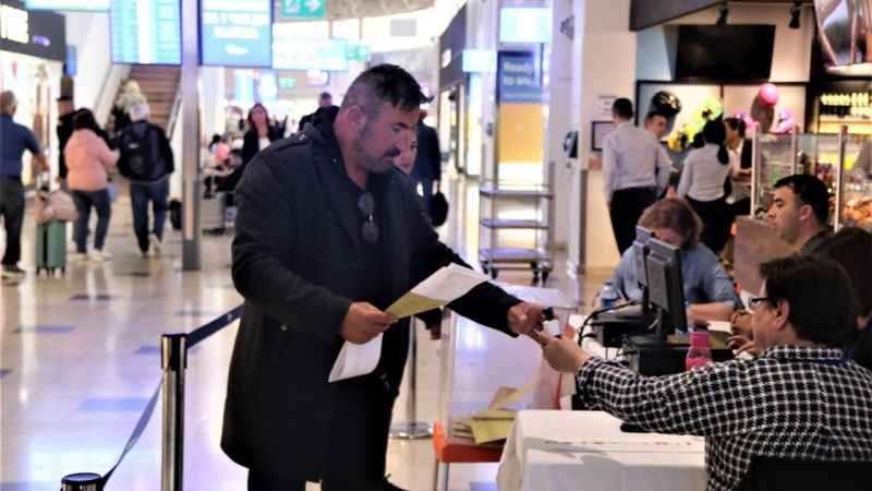 Tatilciler oy vermek için havalimanına koştu