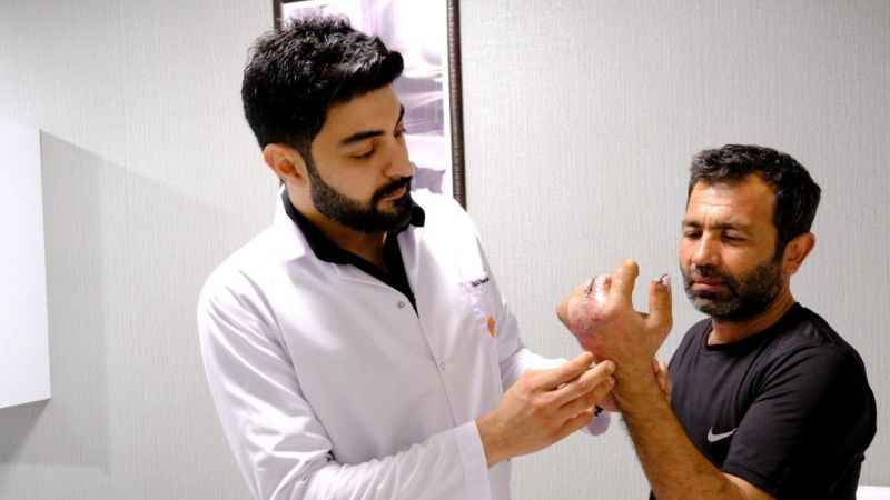 Doktorlar elini karnına dikti!