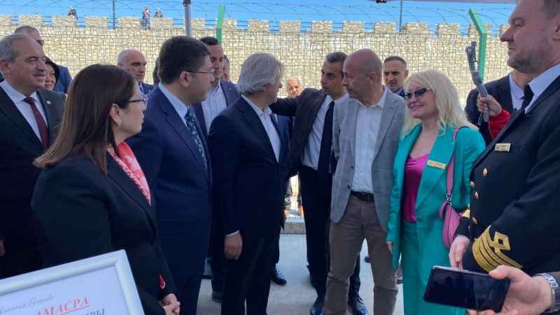 Rus turistleri Bakan Yardımcısı karşıladı