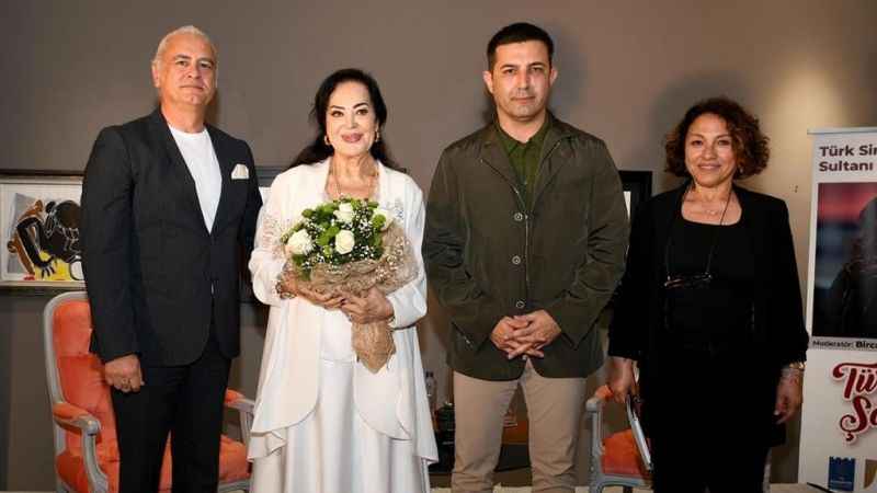 Türkan Sultan'a Kuşadası'nda sevgi seli