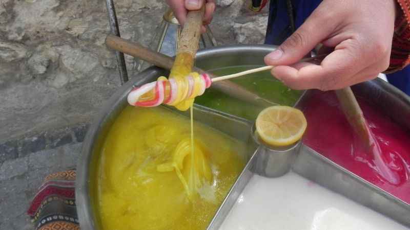 Macun geleneğini sokaklarda yaşatıyor