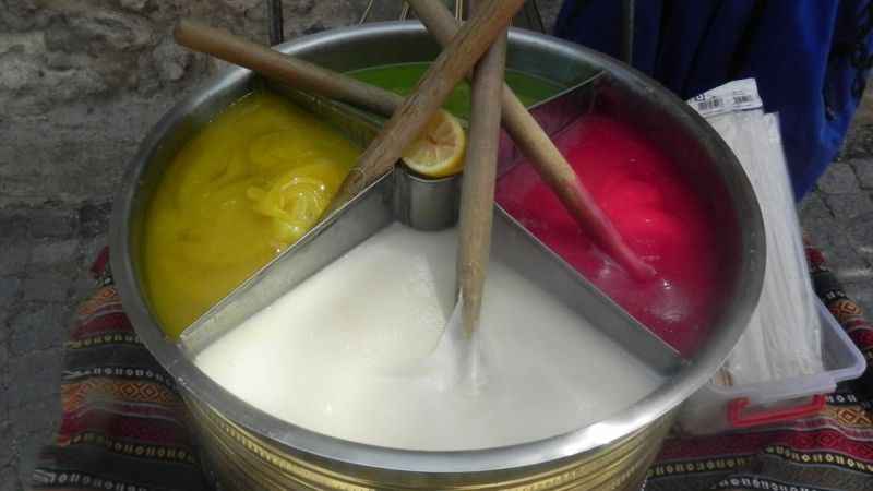 Macun geleneğini sokaklarda yaşatıyor