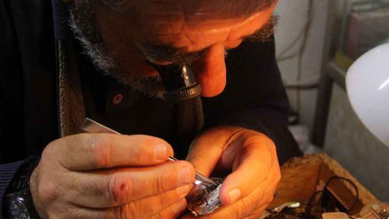 49 yıldır zamana ayar veriyor