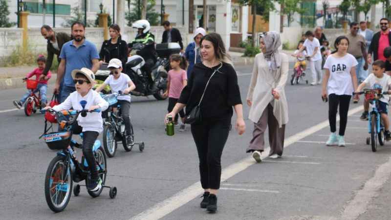 Çocuklar sağlık için pedal çevirdi