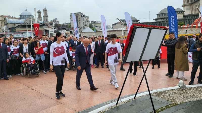 Taksim Meydanı’nda 19 Mayıs töreni