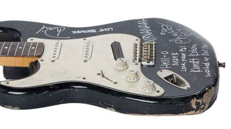 Kurt Cobain’in parçaladığı gitara rekor fiyat