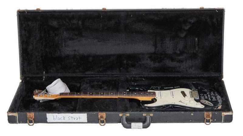 Kurt Cobain’in parçaladığı gitara rekor fiyat
