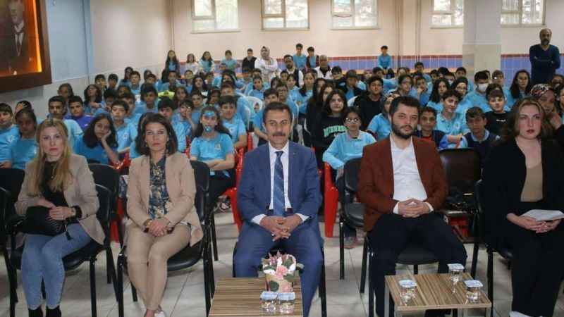 Ünlü ozan, türküleriyle anıldı