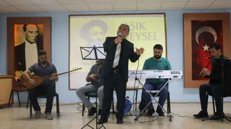 Ünlü ozan, türküleriyle anıldı Ünlü ozan, türküleriyle anıldı