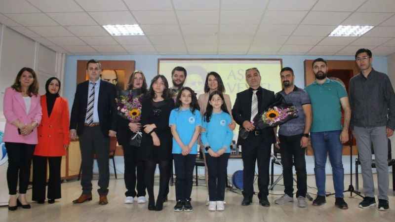 Ünlü ozan, türküleriyle anıldı Ünlü ozan, türküleriyle anıldı