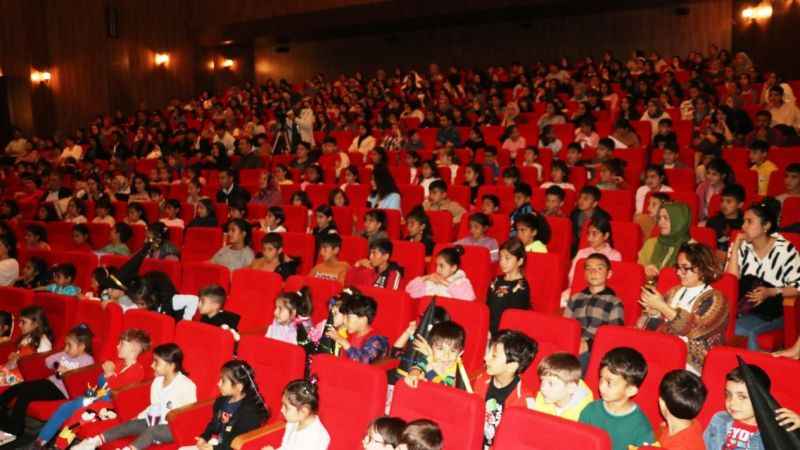 Akdamar Adası’nda ilk tiyatro gösterisi