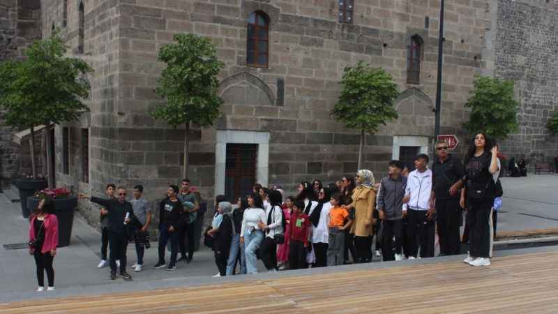 Depremzede öğrenciler Kayseri’yi gezdi