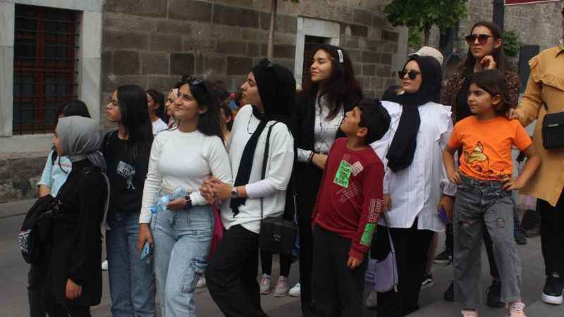 Depremzede öğrenciler Kayseri’yi gezdi