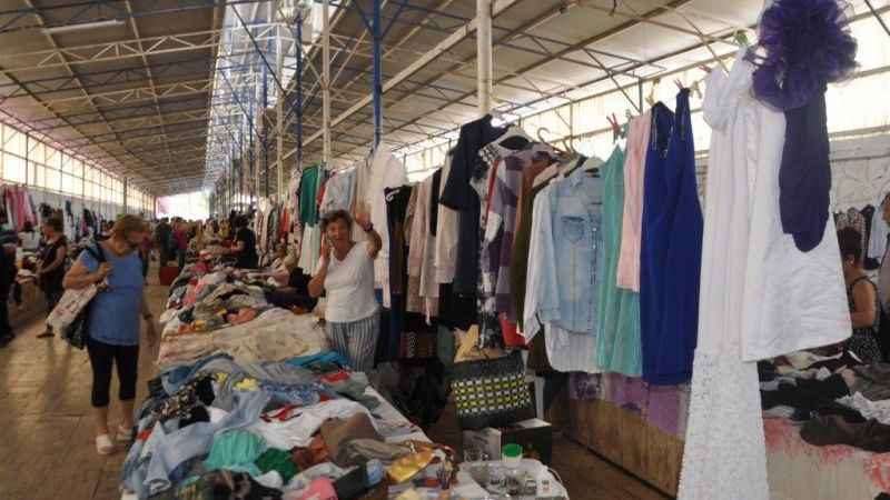 Pazarda kazanıyor sokak hayvanlarına harcıyor Pazarda kazanıyor sokak hayvanlarına harcıyor