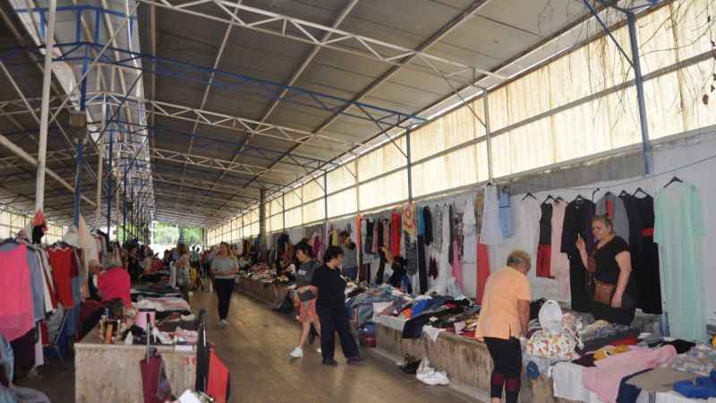 Pazarda kazanıyor sokak hayvanlarına harcıyor