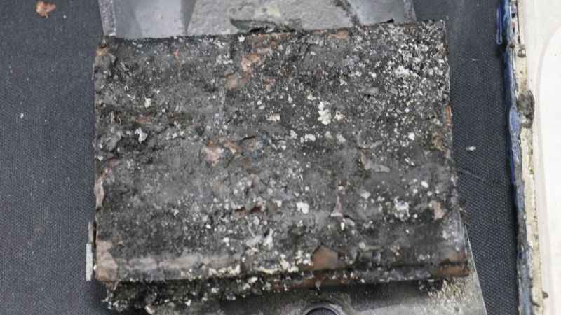 Cep telefonu bomba gibi patladı Cep telefonu bomba gibi patladı