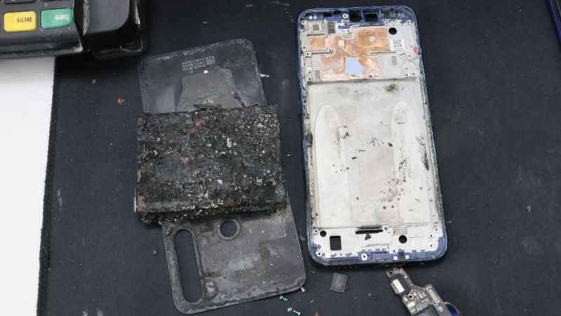 Cep telefonu bomba gibi patladı