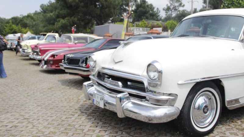 Klasik otomobil tutkunları İzmir'de buluştu