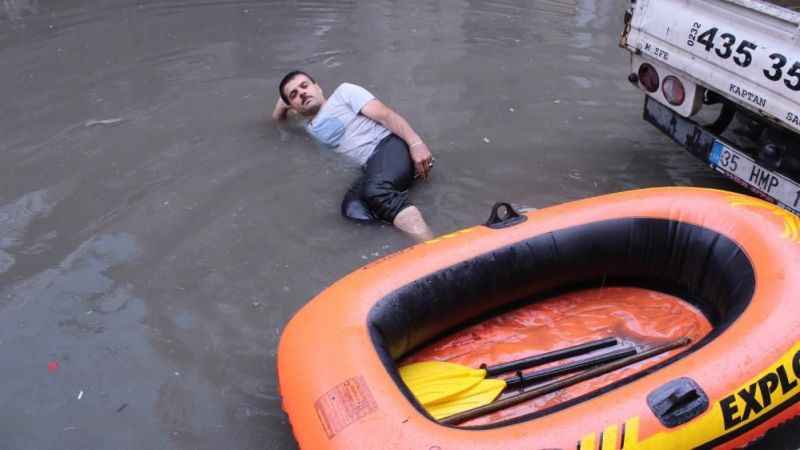 İzmir'deki su baskınlarında aynı manzara