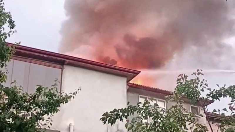 Yıldırım düşen evin çatısı alev aldı Yıldırım düşen evin çatısı alev aldı