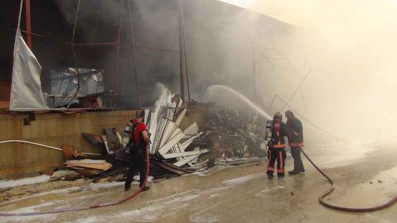 30 kişinin çalıştığı fabrika küle döndü