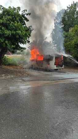 Park halindeki minibüs alevlere teslim oldu