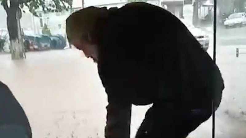 Sele kahvehanede yakalandılar