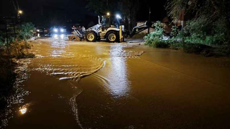 Amasya’da sağanak nedeniyle gölet taştı, sokaklar dereye döndü