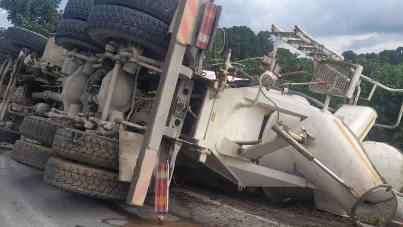 Beton mikseri kontrolden çıkıp devrildi