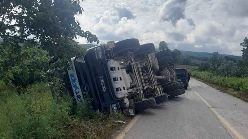 Beton mikseri kontrolden çıkıp devrildi