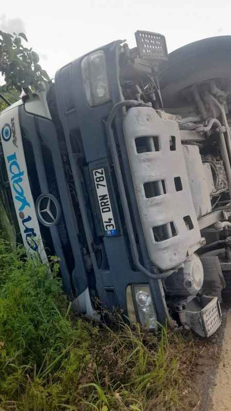 Beton mikseri kontrolden çıkıp devrildi