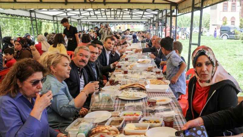 Vanlılar Dünya Kahvaltı Günü’nde bir araya geldi